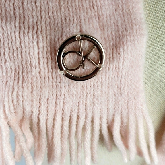 Calvin Klein Pink Knit  Scarf/Wrap - Picture 2 of 5